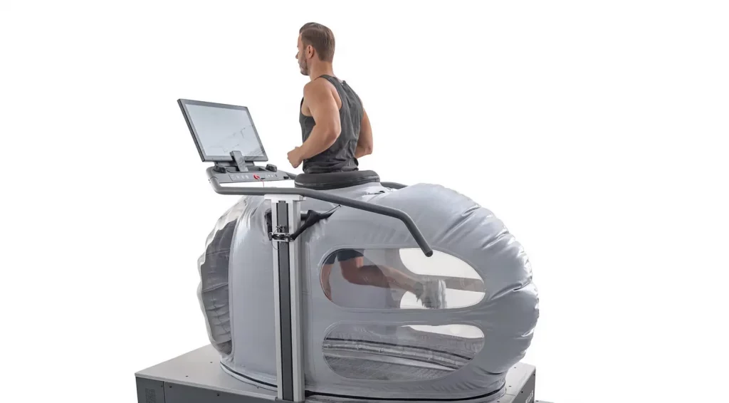 Modernes Anti-Schwerkraftlaufband in der Sportpraxis Austria in Perchtoldsdorf – Hightech-Rehabilitation und gelenkschonendes Lauftraining unter der medizinischen Leitung von Prof. Dr. Knoblauch, Experte für Sportmedizin und konservative Orthopädie.