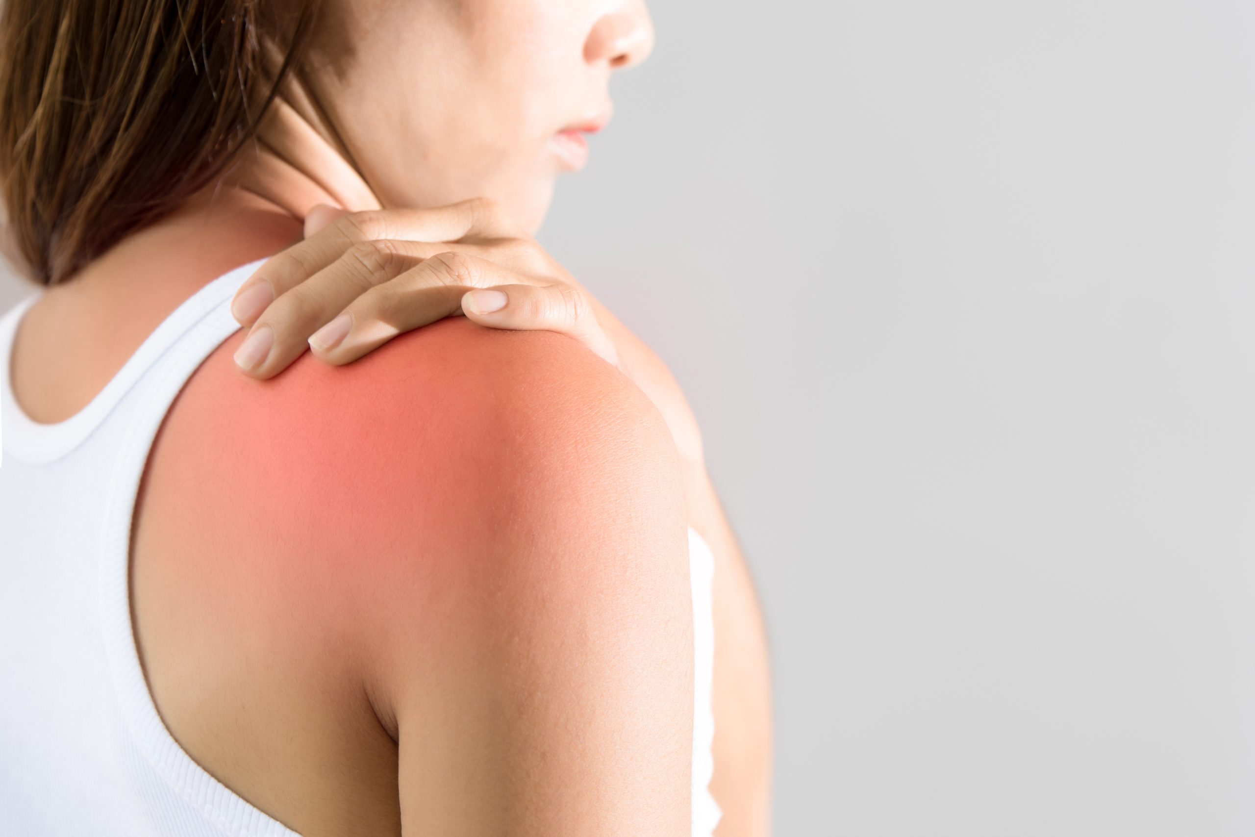 Frozen Shoulder Wien: Patientin mit eingeschränkter Schulterbeweglichkeit